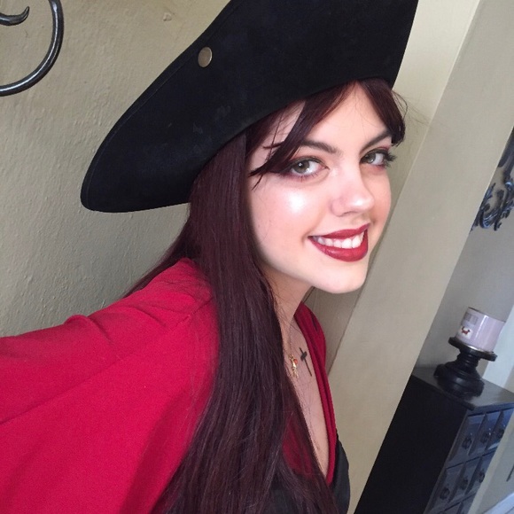 Meet your Posher, Emellie - Picture 3 of 3